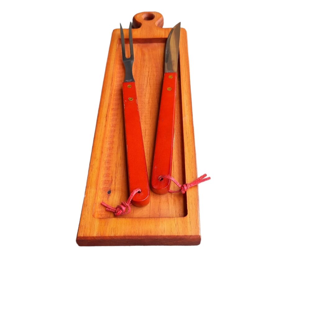 fuente-angosta-cubiertos-largos-rojos-artesanias-diana